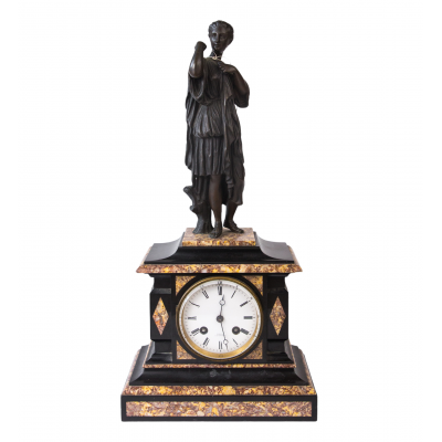 Zegar gabinetowy, klasycystyczny z figurą boginki, marmur, brąz